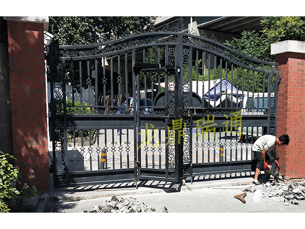 600450铁艺大门.jpg 600450铁艺大门.jpg
