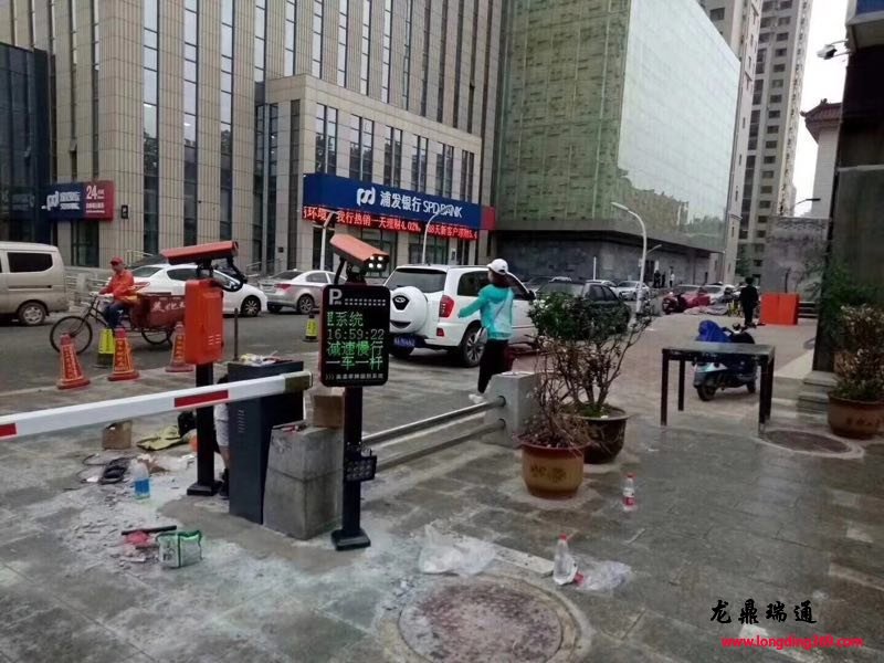 智能停车场系统的道闸安装调试