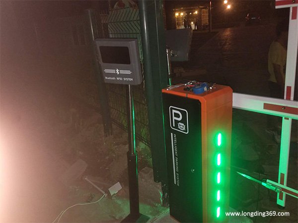 栅栏道闸夜景近照