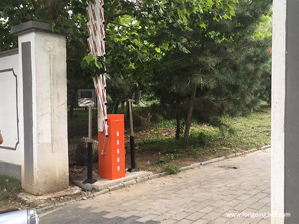 三栏式栅栏道闸开启状态