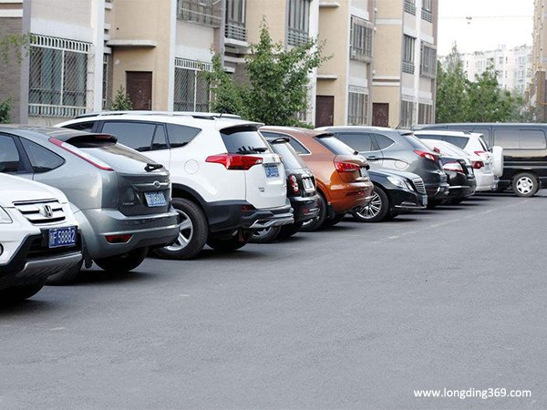 小区停车场