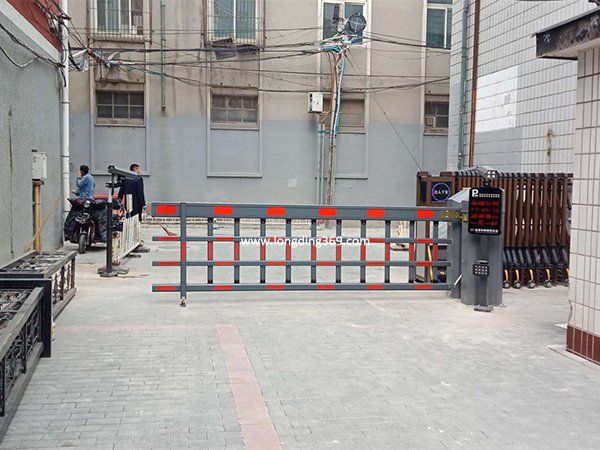 昌平房地产开发公司大门车牌识别系统实拍