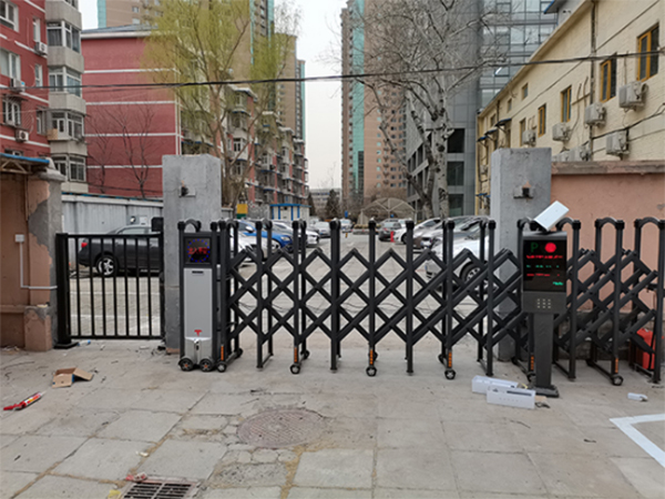 北京金源小区出入口安装车牌识别控制电动伸缩