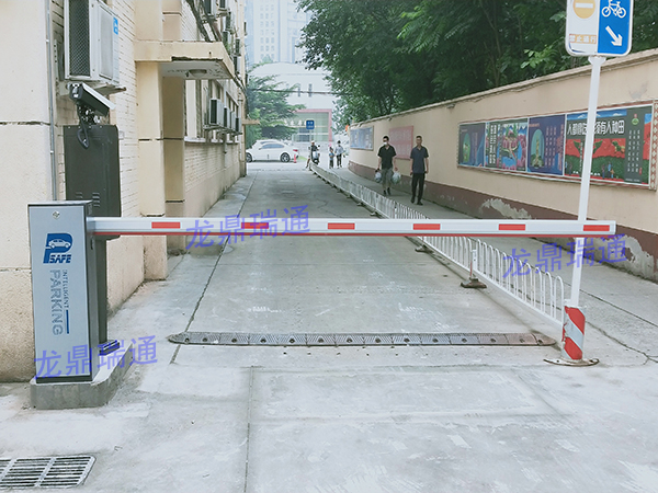 海淀区直杆道闸：北京西三旗某部队大院